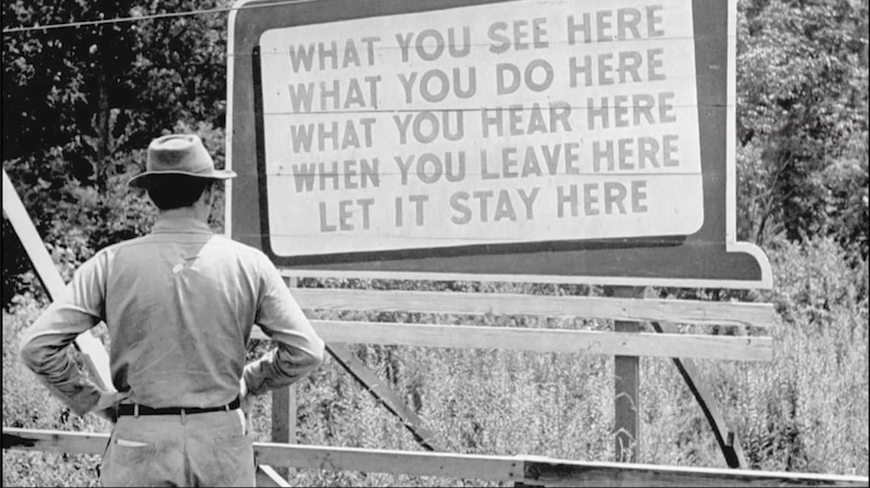 אחד מבסיסי פיתוח הפצצה הגרעינית. השלט מצווה על שמירת סוד